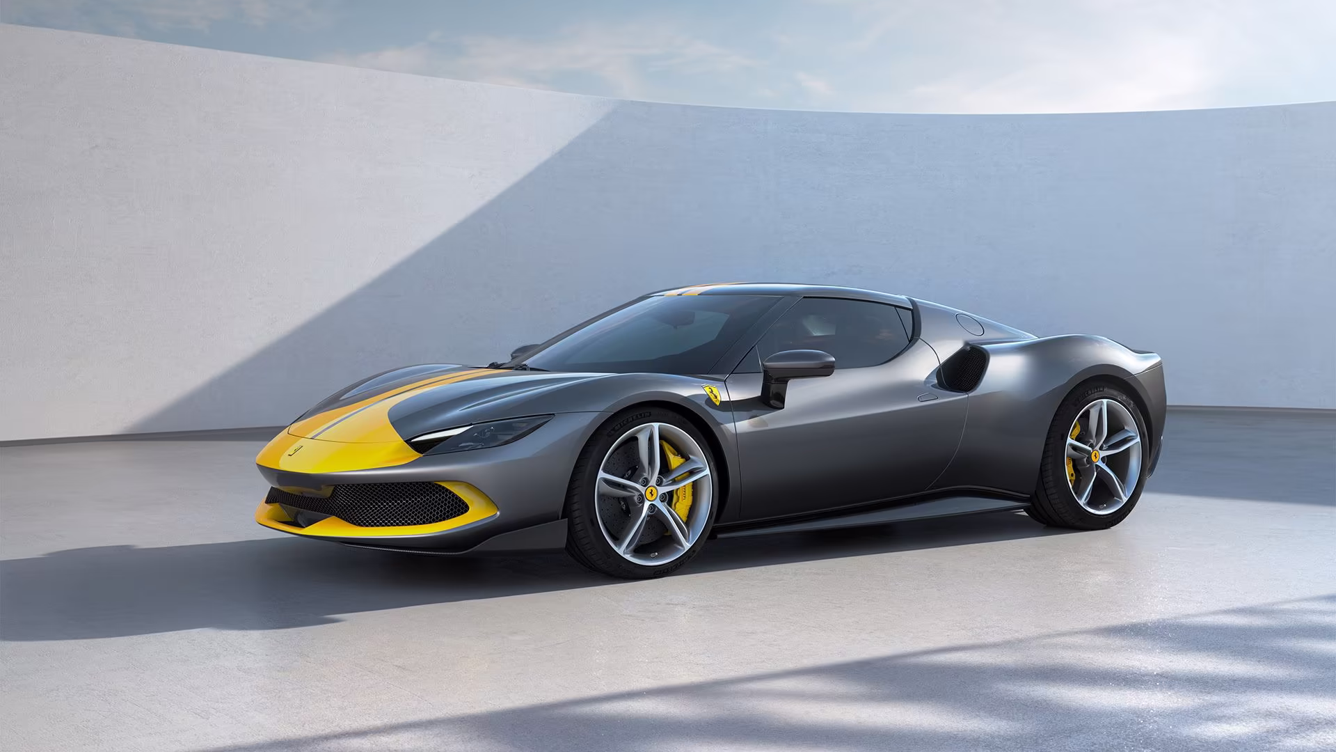 Ferrari 296 GTB Rəqib